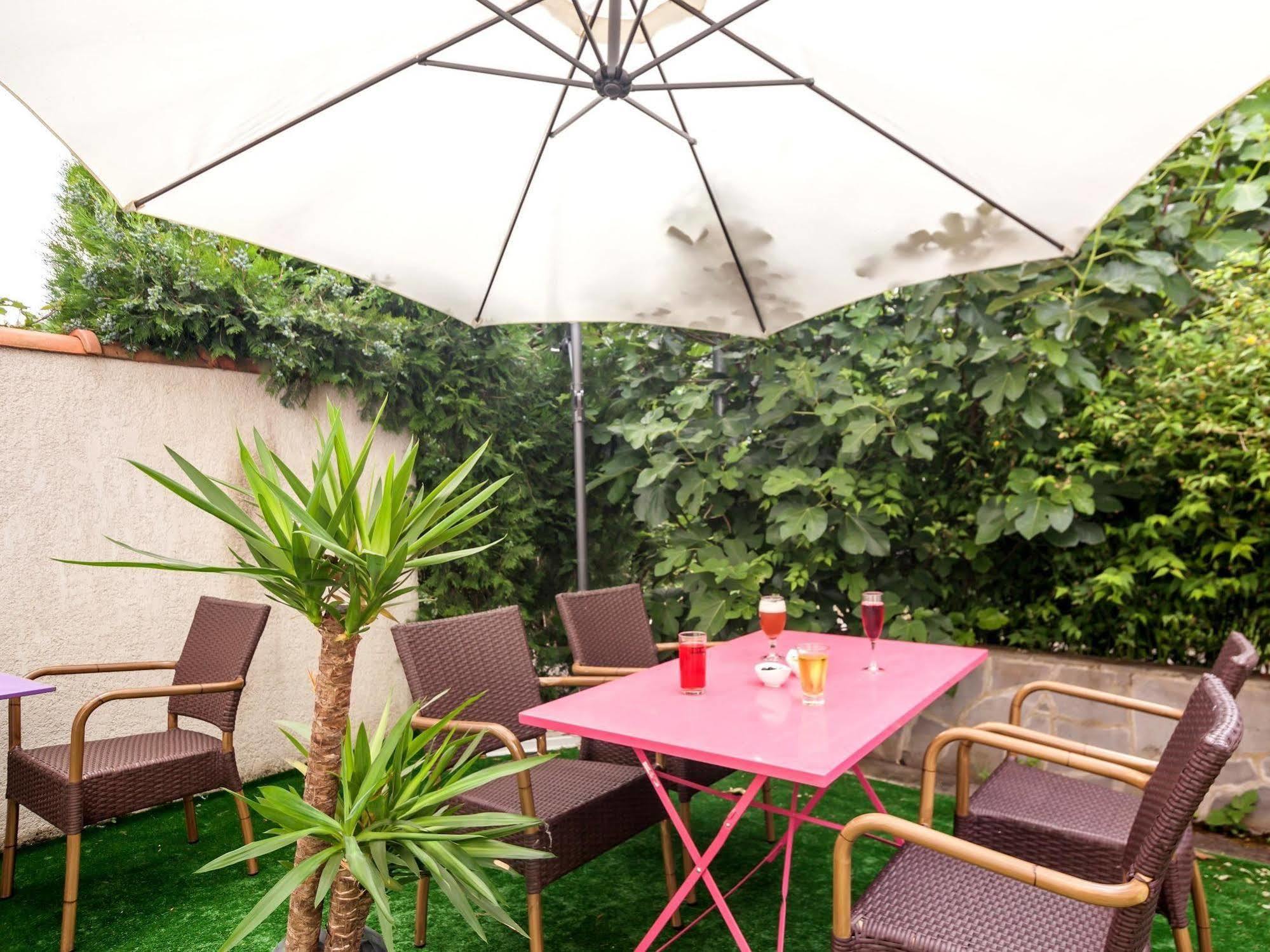 Logis Hotel Le Moulin Des Gardelles Riom Exterior photo