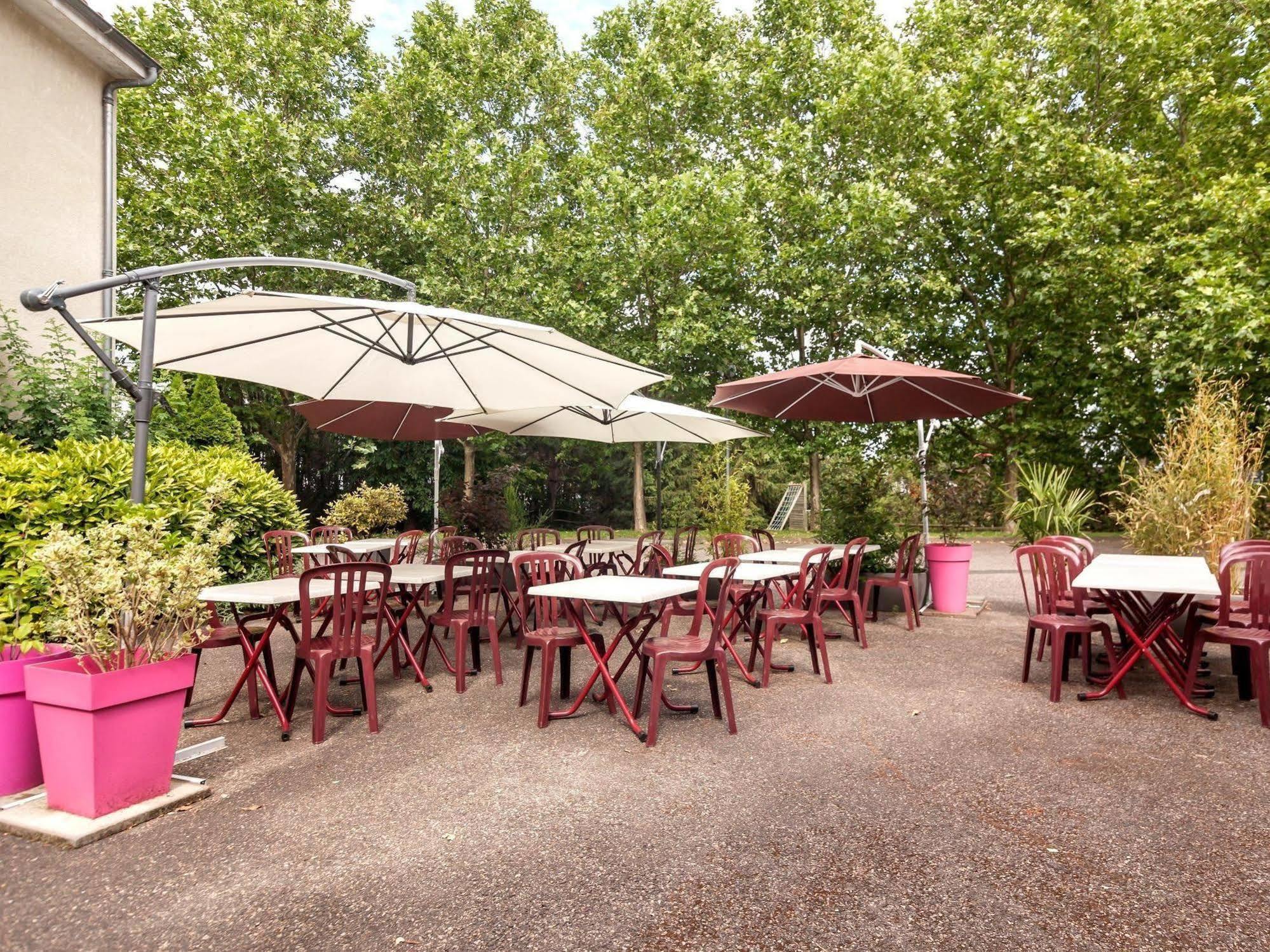 Logis Hotel Le Moulin Des Gardelles Riom Exterior photo