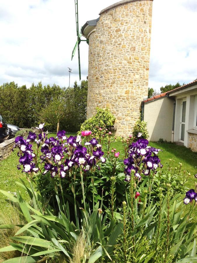 Logis Hotel Le Moulin Des Gardelles Riom Exterior photo